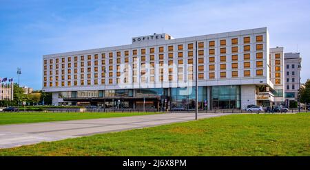 Varsavia, Polonia - 19 settembre 2020: Lo storico hotel Sofitel Victoria del gruppo Accor in via Krolewska e in piazza Pilsudski nel centro storico di W Foto Stock