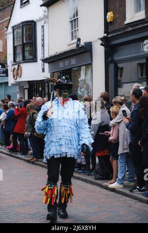 Rochester, Kent, UK - Maggio 2022 : uomo in personaggio al Rochester Sweeps Festival and Parade il giorno di Maggio Foto Stock