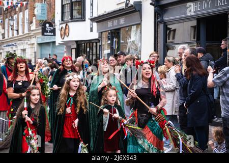 Un gruppo di persone in personaggio al Rochester Sweeps Festival and Parade il giorno di maggio, Kent, UK 2022 Foto Stock