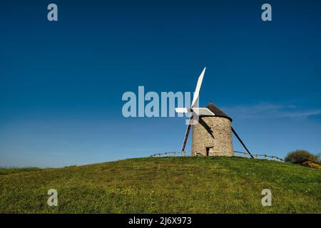 Il mulino a vento Moidrey a Pontorson in Normandia in una giornata di sole con cielo blu Foto Stock