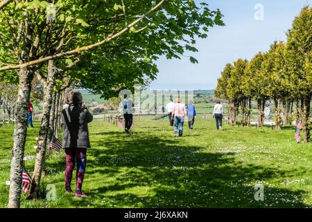 Kinsale, West Cork, irlanda. 4th maggio 2022. Il sole splinse oggi a Kinsale quando le temperatures raggiunsero il 18C. Un gruppo di turisti americani ha visitato il Memorial Garden del 9/11 a Kinsale. Met Éireann ha previsto un fine settimana soleggiato con temperature che potrebbero raggiungere 20C. Credit: AG News/Alamy Live News. Foto Stock