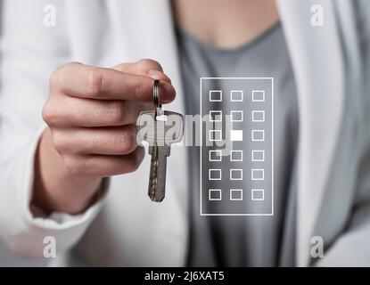 Mano donna con chiave appartamento primo piano. Acquisto di immobili o affitto di case. Passare a un nuovo concetto di casa. Foto di alta qualità Foto Stock
