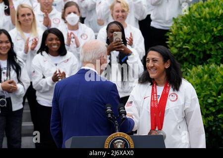 Il presidente degli Stati Uniti Joe Biden saluta il bobbledder Elana Meyers Taylor mentre dà il benvenuto al team olimpico USA sul prato meridionale della Casa Bianca a Washington il 4 maggio 2022. Foto di Yuri Gripas/ABACAPRESS.COM Foto Stock