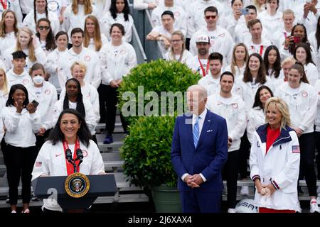 Il Presidente degli Stati Uniti Joe Biden con la prima signora Jill Biden ascolta il bobbledder Elana Meyers Taylor mentre danno il benvenuto al team olimpico USA sul prato meridionale della Casa Bianca a Washington il 4 maggio 2022. Foto di Yuri Gripas/ABACAPRESS.COM Foto Stock