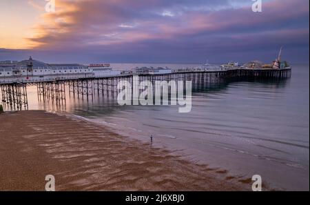 Splendida immagine del drone di livello basso del molo di Brighton al crepuscolo mattutino Foto Stock