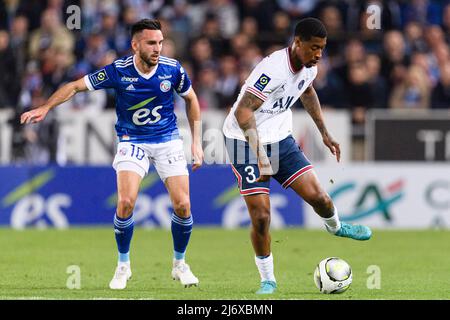 Strasburgo, Francia - Aprile 29: Presnel Kimpembe di Parigi Saint Germain (R) difende la palla da Adrien Thomasson di RC Strasburgo (L) durante la Ligu Foto Stock