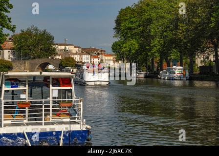 Case galleggianti che viaggiano sul Canal du Midi a Castelnaudary, Foto Stock