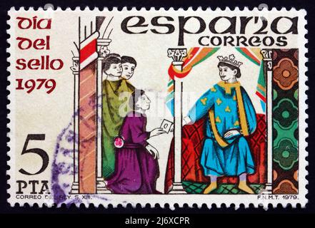 SPAGNA - CIRCA 1979: Un francobollo stampato in Spagna mostra Messaggero che consegna lettera a re, Stamp Day, circa 1979 Foto Stock