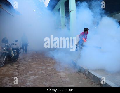 Un lavoratore fumiga un'area di mercato come misura preventiva contro le malattie trasmesse dalle zanzare nella Giornata Mondiale della malaria. La Giornata Mondiale della malaria si celebra ogni anno il 25th aprile per richiamare l'attenzione globale sugli sforzi compiuti per porre fine alla malaria e incoraggiare azioni volte a ridurre la sofferenza e la morte della malattia. Agartala, Tripura, India. Foto Stock