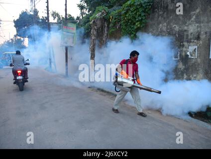 Un lavoratore fumiga un'area di mercato come misura preventiva contro le malattie trasmesse dalle zanzare nella Giornata Mondiale della malaria. La Giornata Mondiale della malaria si celebra ogni anno il 25th aprile per richiamare l'attenzione globale sugli sforzi compiuti per porre fine alla malaria e incoraggiare azioni volte a ridurre la sofferenza e la morte della malattia. Agartala, Tripura, India. Foto Stock