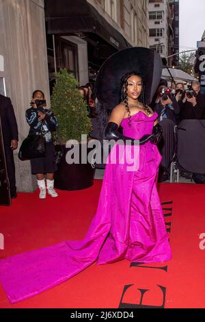 SZA parte dal Mark Hotel per il Met Gala 2022 a New York City. (Foto di Ron Adar / SOPA Images/Sipa USA) Foto Stock