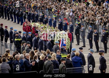 2022-05-04 19:26:41 le corone sono dedicate a Piazza Dam ad Amsterdam, Paesi Bassi, 4 maggio 2022, prima della Giornata Nazionale della memoria in Piazza Dam. Anche quest'anno, il 4 maggio, i Paesi Bassi commemoreranno i civili e i soldati che sono stati uccisi o uccisi dallo scoppio della seconda guerra mondiale. ANP REMKO DE WAAL Paesi bassi out - belgio out Foto Stock