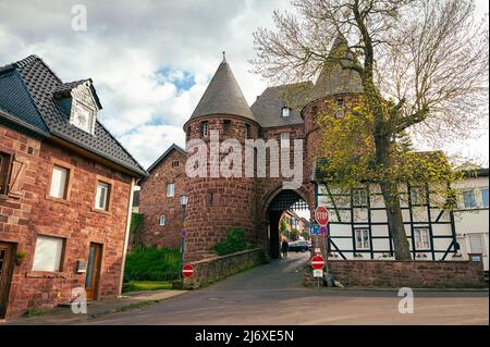 Porta della città 'ürener Tor' nel luogo storico di Nideggen in stato Renania settentrionale-Vestfalia, Germania. Foto Stock