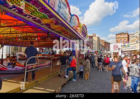 Le persone che si godono la fiera annuale di maggio nel centro di Boston in una giornata di primavera soleggiata Foto Stock