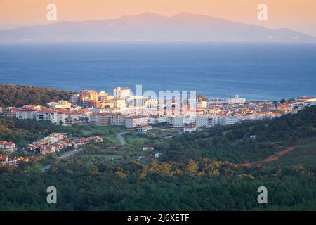 Vista dell'isola di Cuda dall'alto. Case e piante verdi sul mare. Sfondo, nebbia sera. Ayvalık, Balıkesir, Turchia Foto Stock