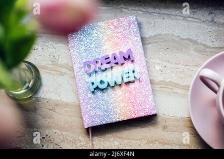 Big Dream parola sul pop color arcobaleno unicorn lucente blocco note e tulipani su tavola di legno. Citazione motivazione, ispirazione, affermazione positiva Foto Stock