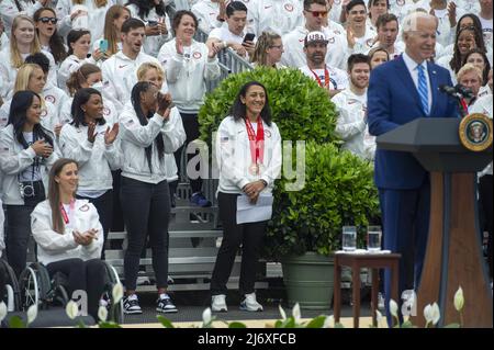 Washington, Stati Uniti. 04th maggio 2022. Il bobbledder olimpico Elana Meyers Taylor guarda come il presidente Joe Biden la presenta durante una cerimonia per celebrare il Team USA e la loro partecipazione ai Giochi Olimpici e Paralimpici estivi di Tokyo 2020 a Washington, DC mercoledì 4 maggio 2022. Foto di Bonnie Cash/UPI Credit: UPI/Alamy Live News Foto Stock