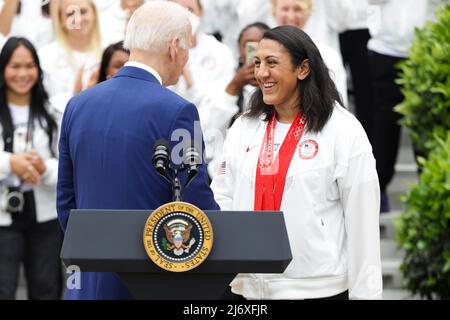 Il presidente Joe Biden saluta il bobbledder olimpico Elana Meyers Taylor mentre dà il benvenuto ai membri del team USA dopo la loro partecipazione ai Giochi olimpici e paraolimpici estivi di Tokyo 2020 e ai Giochi olimpici e paraolimpici invernali di Pechino 2022, durante una cerimonia sul prato meridionale della Casa Bianca a Washington, DC, Il 4 2022 maggio. (Foto di Oliver Contreras/Sipa USA) Foto Stock