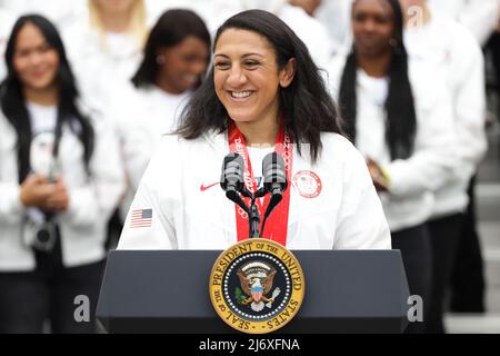 Elana Meyers Taylor parla durante un evento per dare il benvenuto ai membri del Team USA in seguito alla loro partecipazione ai Giochi Olimpici e Paralimpici estivi di Tokyo 2020 e ai Giochi Olimpici e Paralimpici invernali di Pechino 2022, durante una cerimonia sul prato meridionale della Casa Bianca di Washington, DC, Il 4 2022 maggio. (Foto di Oliver Contreras/Sipa USA) Foto Stock