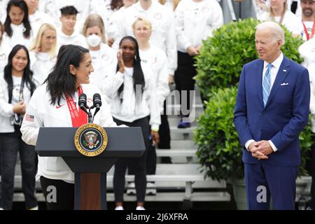 Il Presidente Joe Biden ascolta la sua voce di bobbledder olimpico Elana Meyers Taylor mentre accoglie i membri del Team USA dopo la loro partecipazione ai Giochi olimpici e paraolimpici estivi di Tokyo 2020 e ai Giochi olimpici e paraolimpici invernali di Pechino 2022, durante una cerimonia sul prato meridionale della Casa Bianca a Washington, DC, il 4 2022 maggio. (Foto di Oliver Contreras/Sipa USA) Foto Stock