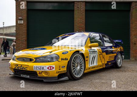 Ford Mondeo BTCC 2000 Alain Menu auto da corsa in mostra al Scramble di aprile che si tiene presso il Bicester Heritage Center il 23rd aprile 2022 Foto Stock