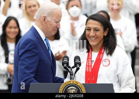 Il presidente Joe Biden saluta il bobbledder olimpico Elana Meyers Taylor mentre dà il benvenuto ai membri del team USA dopo la loro partecipazione ai Giochi olimpici e paraolimpici estivi di Tokyo 2020 e ai Giochi olimpici e paraolimpici invernali di Pechino 2022, durante una cerimonia sul prato meridionale della Casa Bianca a Washington, DC, Il 4 2022 maggio. (Foto di Oliver Contreras/Sipa USA) Foto Stock