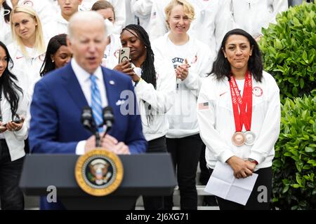 Il presidente Joe Biden saluta il bobbledder olimpico Elana Meyers Taylor mentre dà il benvenuto ai membri del team USA dopo la loro partecipazione ai Giochi olimpici e paraolimpici estivi di Tokyo 2020 e ai Giochi olimpici e paraolimpici invernali di Pechino 2022, durante una cerimonia sul prato meridionale della Casa Bianca a Washington, DC, Il 4 2022 maggio. (Foto di Oliver Contreras/Sipa USA) Foto Stock