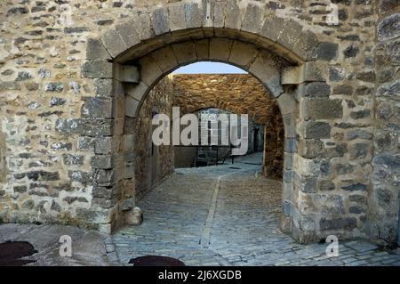 Strada con porte ad arco nella città di Ares del Maestrat in provincia di Castellón Spagna. Foto Stock