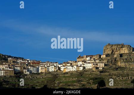 Cielo blu e chiaro nella città di Ares del Maestrat, Castellón Spagna. Foto Stock