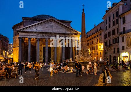 Roma, Italia - 25 maggio 2018: Pantheon antico tempio romano attualmente Basilica di Santa Maria e dei Martiri con Fontana e obelisco egiziano Macuteo a. Foto Stock