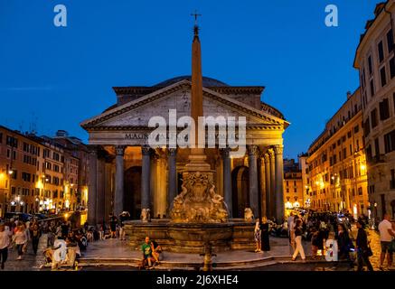 Roma, Italia - 25 maggio 2018: Pantheon antico tempio romano attualmente Basilica di Santa Maria e dei Martiri con Fontana e obelisco egiziano Macuteo a. Foto Stock