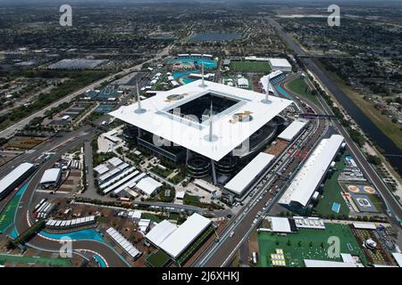 Una vista aerea del circuito F1 per il Gran Premio di Miami all'Hard Rock Stadium, lunedì 2 maggio 2022, a Miami Gardens, Flat. Una vista aerea della gara F1 Foto Stock