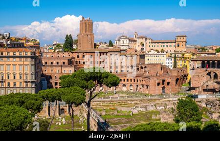 Roma, Italia - 25 maggio 2018: Panorama del Foro Romano Romanum con il Foro di Cesare e il mercato di Traiano nel centro storico di Roma Foto Stock