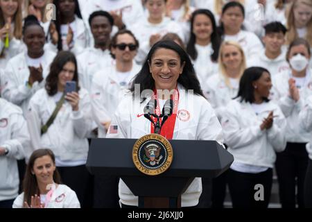 Elana Meyers Taylor si rivolge al Team USA per celebrare la loro partecipazione ai Giochi Olimpici e Paralimpici estivi di Tokyo 2020 e ai Giochi Olimpici e Paralimpici invernali di Pechino 2022, presso la Casa Bianca di Washington, DC il 4 maggio 2022. Credito: Chris Kleponis / CNP Foto Stock