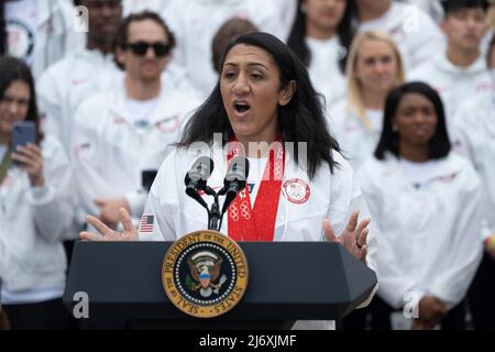 Elana Meyers Taylor si rivolge al Team USA per celebrare la loro partecipazione ai Giochi Olimpici e Paralimpici estivi di Tokyo 2020 e ai Giochi Olimpici e Paralimpici invernali di Pechino 2022, presso la Casa Bianca di Washington, DC il 4 maggio 2022. Credito: Chris Kleponis / CNP Foto Stock