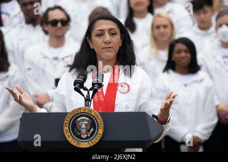 Elana Meyers Taylor si rivolge al Team USA per celebrare la loro partecipazione ai Giochi Olimpici e Paralimpici estivi di Tokyo 2020 e ai Giochi Olimpici e Paralimpici invernali di Pechino 2022, presso la Casa Bianca di Washington, DC il 4 maggio 2022. Credito: Chris Kleponis / CNP Foto Stock