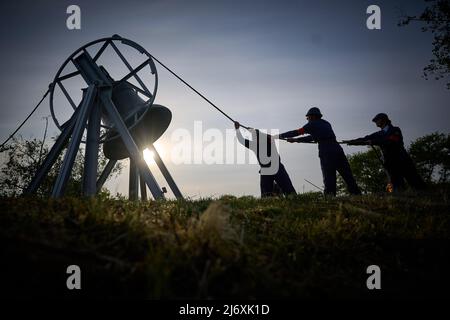 2022-05-04 19:29:45 WASSENAAR - i membri del Platoon onorario suonano la campana Bourdon durante la commemorazione al precedente luogo di esecuzione Waalsdorpervlakte nelle dune di Wassenaar. Mentre suona la campana del Bourdon, la gente cammina in una processione oltre il monumento. ANP PHIL NIJHUIS olanda out - belgio out Foto Stock