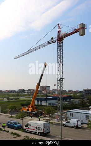 Una gru a braccio telescopica montata su autocarro Liebherr utilizzata per la costruzione di una gru a torre Santander Cantabria Spagna Foto Stock