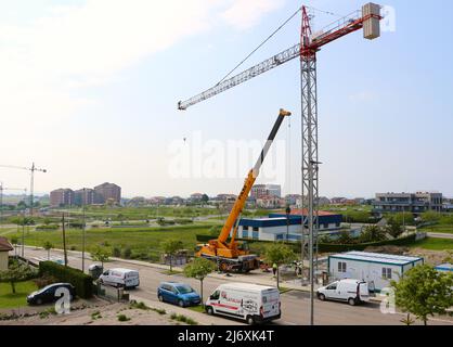 Una gru a braccio telescopica montata su autocarro Liebherr utilizzata per la costruzione di una gru a torre Santander Cantabria Spagna Foto Stock