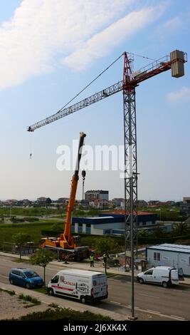 Una gru a braccio telescopica montata su autocarro Liebherr utilizzata per la costruzione di una gru a torre Santander Cantabria Spagna Foto Stock