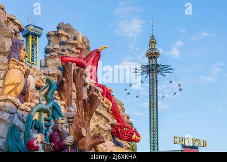 Wien, Vienna: Parco divertimenti Prater (Wurstelprater), giro in altalena Praterturm o giro in seggiovia (carosello oscillante, swinger ondoso, yo-yo, swinger ondeggiante, CH Foto Stock