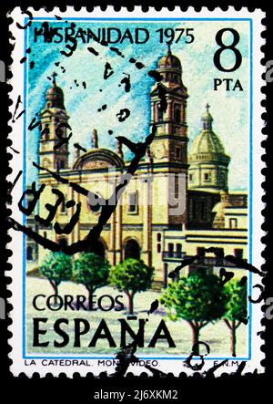 MOSCA, RUSSIA - 27 MARZO 2022: Francobollo stampato in Spagna mostra Montevideo Cattedrale (Uruguay), Patrimonio ispanico, Uruguay, serie, circa 1975 Foto Stock