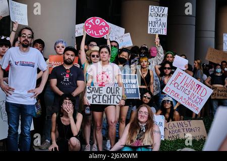 3 maggio 2022, Houston, Texas, Stati Uniti d'America: Migliaia di persone si uniscono alla marcia pro-aborto nel centro di Houston, innescato da una fuga di notizie del rovesciare Roe v. Wade dalla Corte Suprema. (Credit Image: © Carlos Escalona/ZUMA Press Wire) Foto Stock