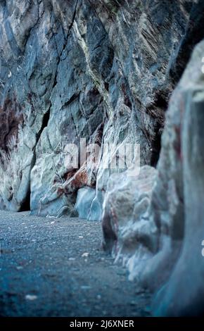 grotte costiere, e pareti rocciose Foto Stock