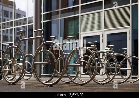 Oslo, Norvegia. 02 maggio 2021: Parcheggio per biciclette in strada a Oslo, Norvegia. Armadietti d'arte per biciclette. Foto Stock