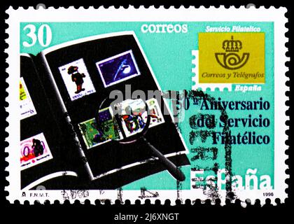 MOSCA, RUSSIA - 27 MARZO 2022: Francobollo stampato in Spagna dedicato al 50th anniversario del Servizio Filatelico, circa 1996 Foto Stock