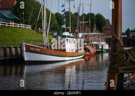 Carolinensiel, Germania - 13 agosto 2021:peschereccio tradizionale in legno NEU 144 (porto di origine Neuharlingersiel) nel porto storico di Carolinensiel. Foto Stock