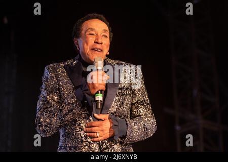 Smokey Robinson durante il festival musicale di Stagecoach il 1 maggio 2022, presso l'Empire Polo Fields di Indio, California (Foto di Daniel DeSlover/Sipa USA) Foto Stock