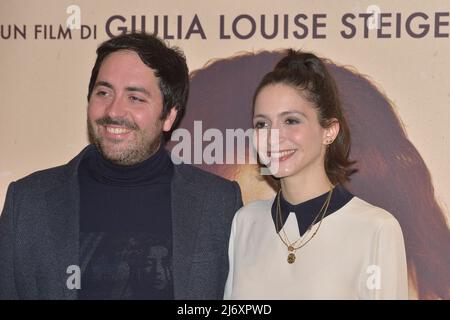 Giulia Louise Steigerwalt e Matteo Rovere presero la prima del film 'Settembre' allo Space moderno Cinema il 03 maggio 2022 a Roma. Foto Stock