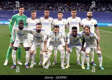 Real Madrid Team Group (back row) Thibaut Courtois, toni Kroos, Gabriel Eder Militao, Federico Valverde, Carlos Casemiro, Karim Benzema, (prima fila) Ferland Mendy, Dani Carvajal, Fernandez Nacho, Vinicius Junior e Luka Modric durante la semifinale della UEFA Champions League, seconda tappa al Santiago Bernabeu, Madrid. Data foto: Mercoledì 4 maggio 2022. Foto Stock